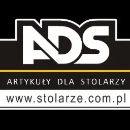 Logo firmy ADS oferującej artykuły dla stolarzy, z adresem strony internetowej www.stolarze.com.pl, na czarnym tle.
