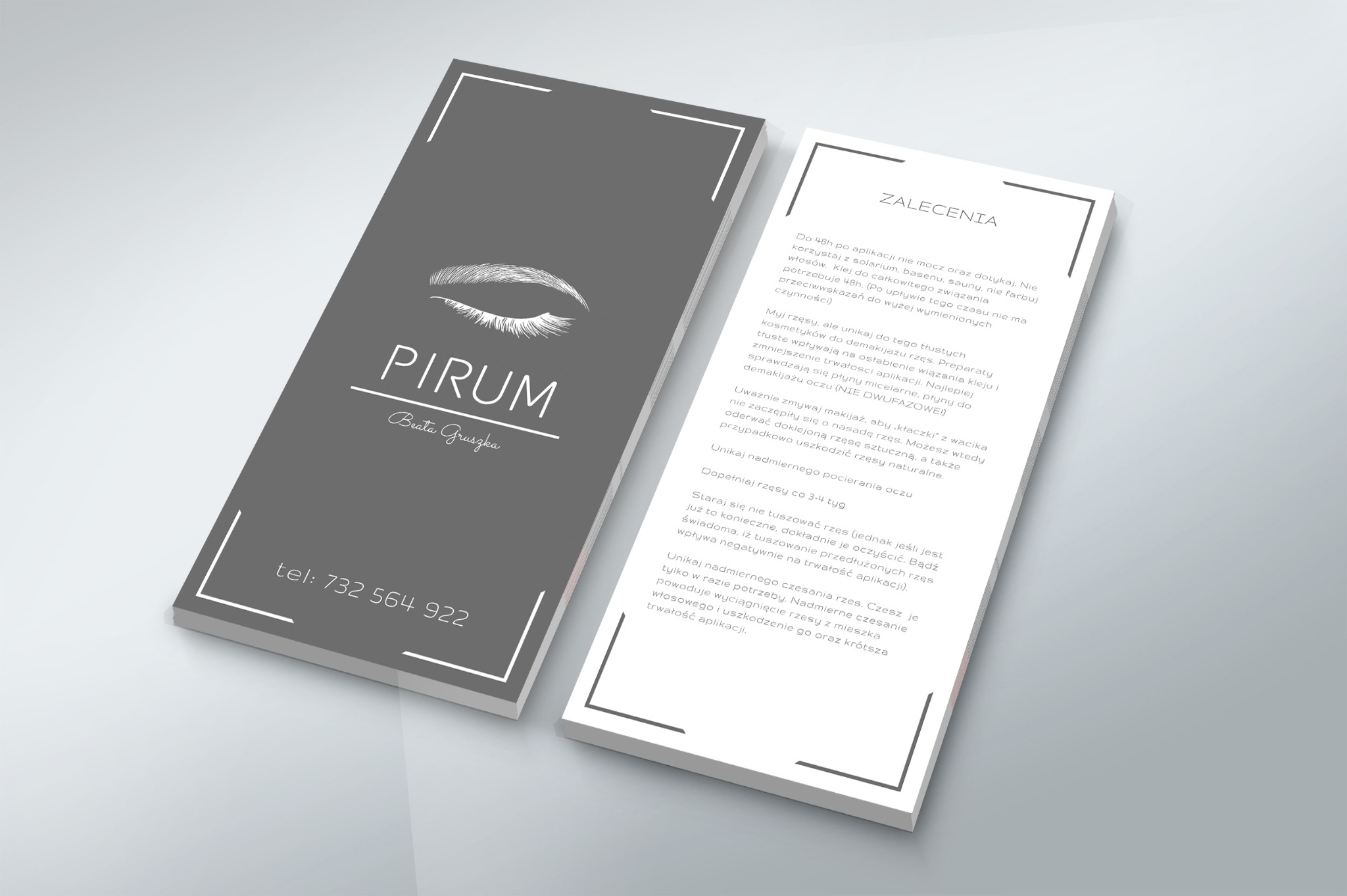 Dwie wizytówki: szara z logo firmy kosmetycznej Pirum i numerem telefonu, oraz biała z zaleceniami po aplikacji sztucznych rzęs.