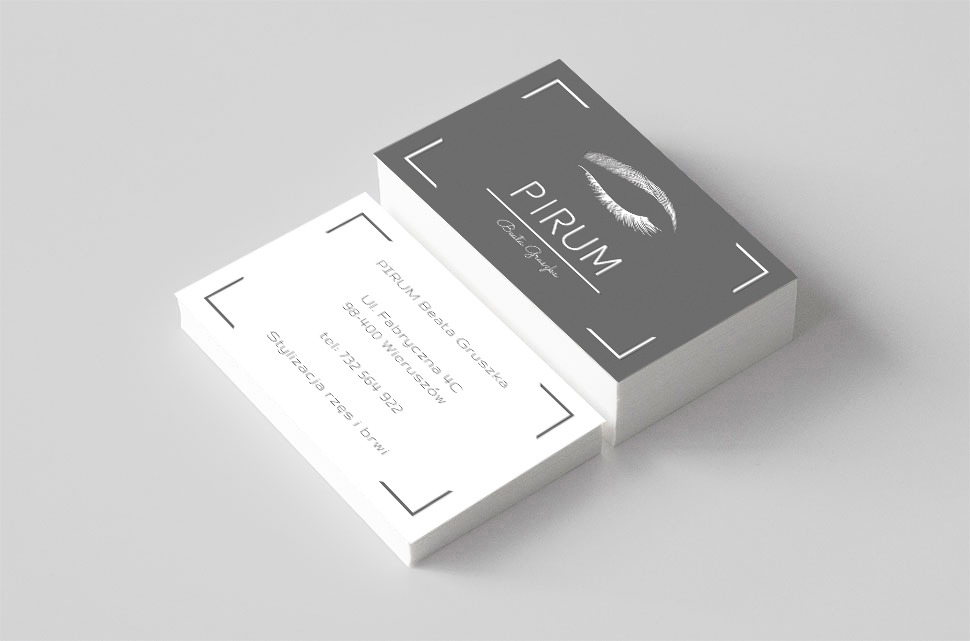 Stos wizytówek z logo firmy 'PIRUM Beata Gruszka', specjalizującej się w stylizacji rzęs i brwi, na jasnoszarym tle.