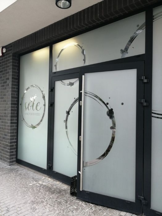 Oklejanie okien i witryn folią oszronioną, reklamową, przeciwsłoneczną, plotowaną, szronioną.