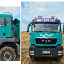 Zestawienie kilku ciężarówek MAN z wywrotkami różnych kolorów (biały, turkusowy, niebieski) firmy transportowej Zieliński, z numerem telefonu 601 849 022 umieszczonym na kabinie, stojących na placu...