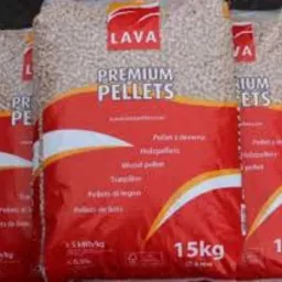 Worki z pelletem Lava 8 mm, ułożone jeden za drugim. Widoczne napisy: Premium Pellets, 15kg. Firma z Suszca.