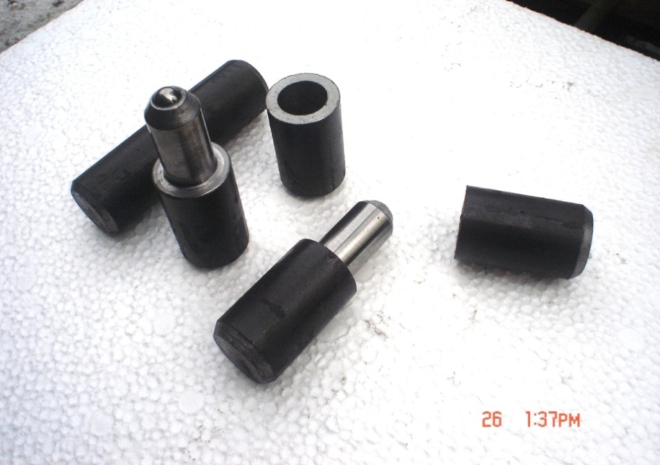 Precyzyjnie wykonane, toczone zawiasy z kulką, średnica 30mm, na białym tle, widoczne elementy składowe.