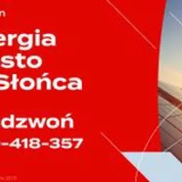 Czerwone tło z białym napisem 'Energia prosto ze Słońca', numer telefonu i logo firmy Edison. W tle widoczny fragment instalacji z paneli słonecznych, w kt&oacute;rych odbija się zachodzące słońce.