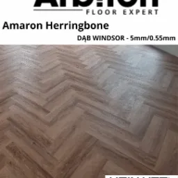 Parkiet dębowy w jodełkę Amaron Herringbone Dąb Windsor 5mm/0.55mm, ułożony w systemie pełnego klejenia, marki Arbiton Floor Expert i Uzin Utz.