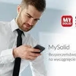 Mężczyzna w białej koszuli i krawacie trzymający dwa smartfony. Na jednym z nich widoczna aplikacja z odliczaniem czasu, a w tle logo 'My Solid Security'.