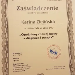 Skan zaświadczenia o ukończeniu szkolenia 'Opóźniony rozwój mowy - diagnoza i terapia' przez Karinę Zielińską, wydane przez Wydawnictwo WiR.