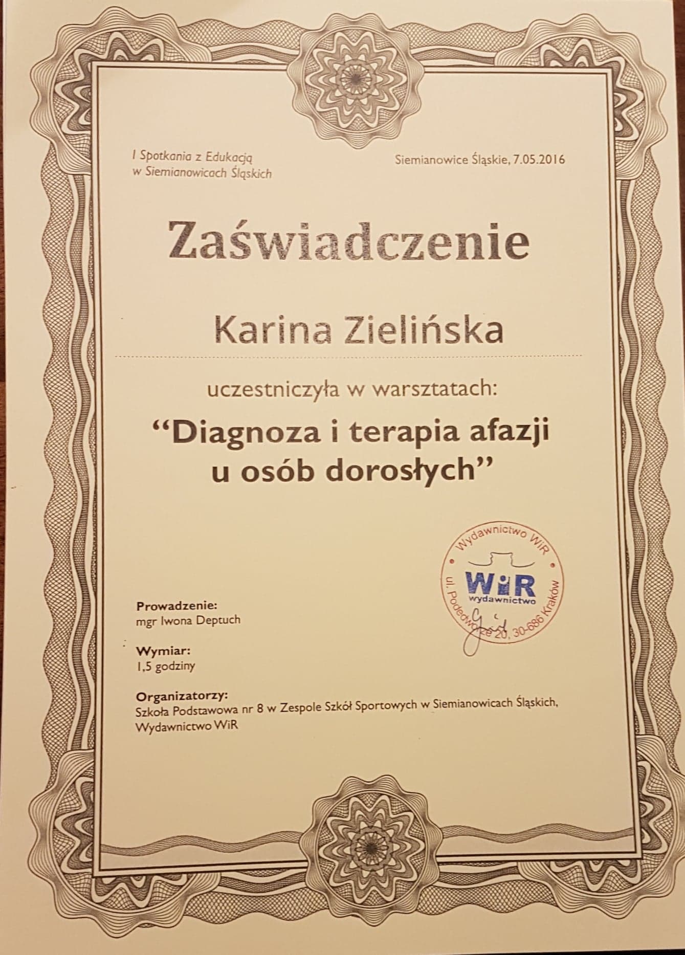 Skan zaświadczenia o uczestnictwie w warsztatach 'Diagnoza i terapia afazji u osób dorosłych', wydane w Siemianowicach Śląskich, z datą 7.05.2016, z ozdobną ramką i pieczątką Wydawnictwa WiR.