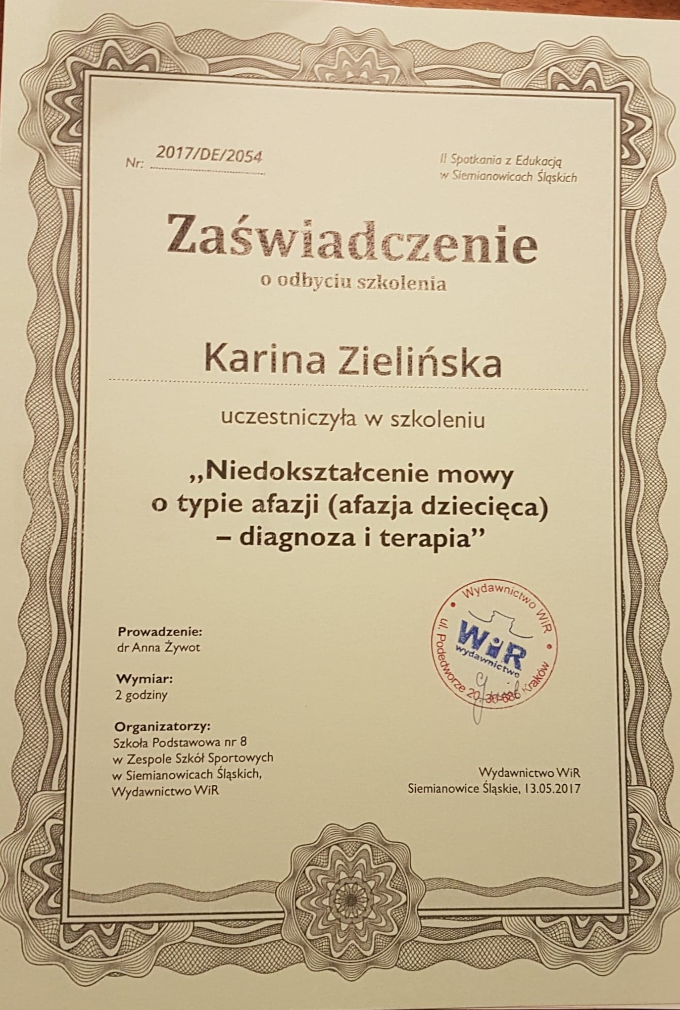 Skan zaświadczenia o ukończeniu szkolenia dotyczącego niedokształcenia mowy o typie afazji dziecięcej, z danymi uczestnika, prowadzącego, wymiarem godzinowym i organizatorami, opatrzone pieczęcią...