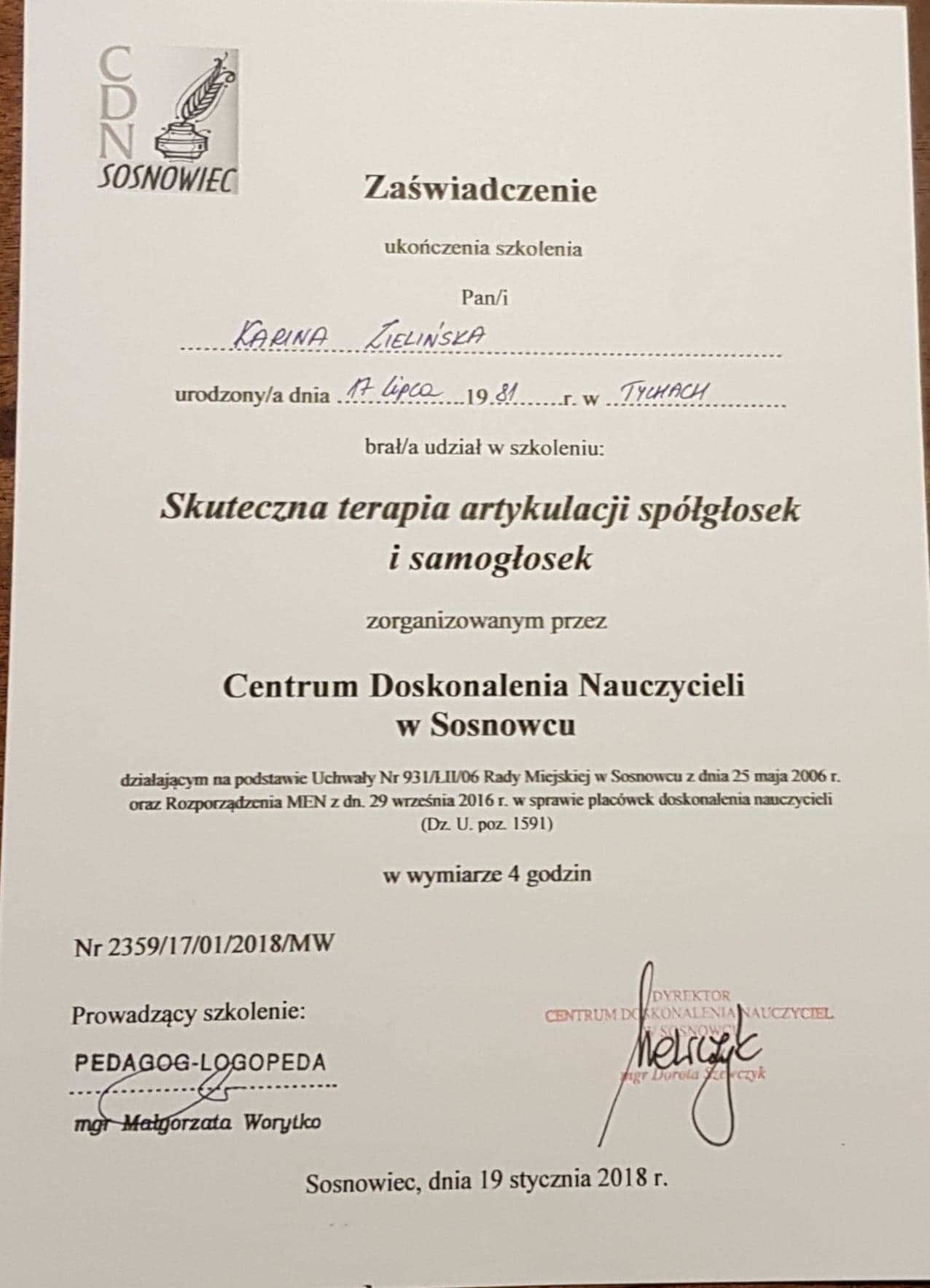 Skan zaświadczenia o ukończeniu szkolenia z zakresu skutecznej terapii artykulacji spółgłosek i samogłosek, wydanego przez Centrum Doskonalenia Nauczycieli w Sosnowcu, z podpisami mgr Małgorzaty...