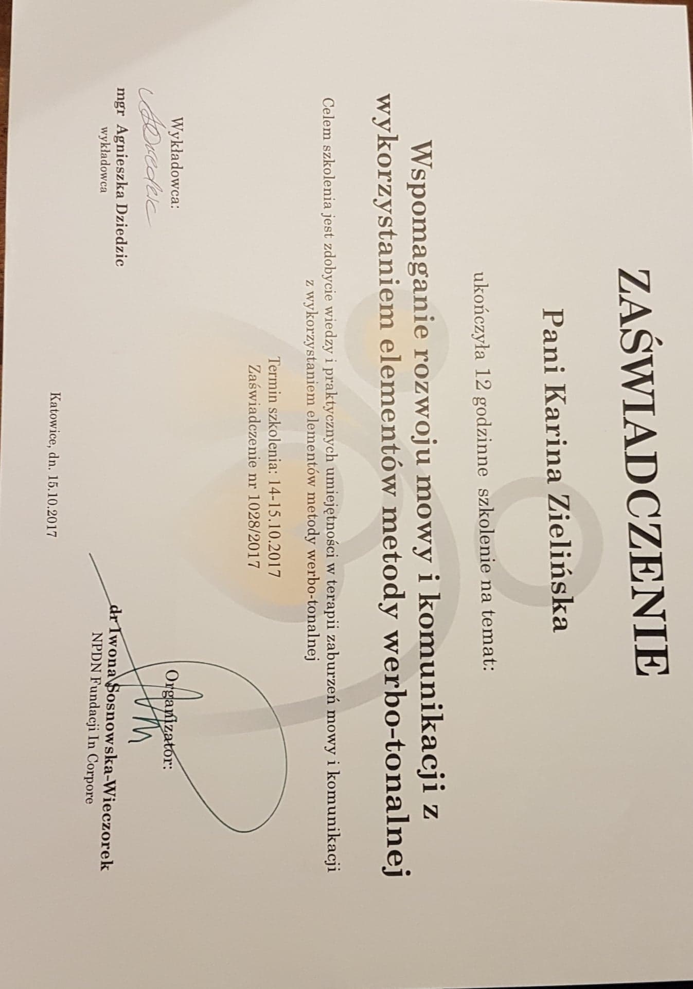 Skan zaświadczenia o ukończeniu 12-godzinnego szkolenia z zakresu wspomagania rozwoju mowy i komunikacji metodą werbo-tonalną, wystawionego dla Pani Kariny Zielińskiej, z podpisami wykładowcy mgr...