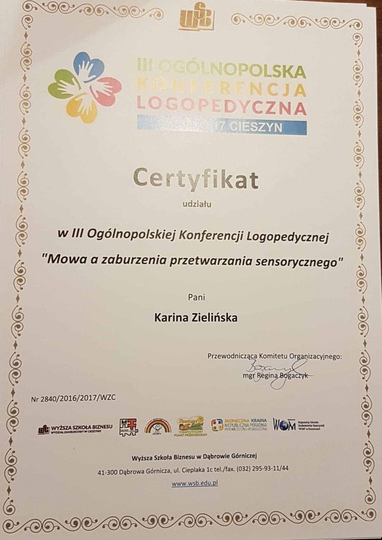 Certyfikat udziału w III Ogólnopolskiej Konferencji Logopedycznej dla Pani Kariny Zielińskiej, wydany przez Wyższą Szkołę Biznesu, z ozdobnymi ramkami i logotypami sponsorów.