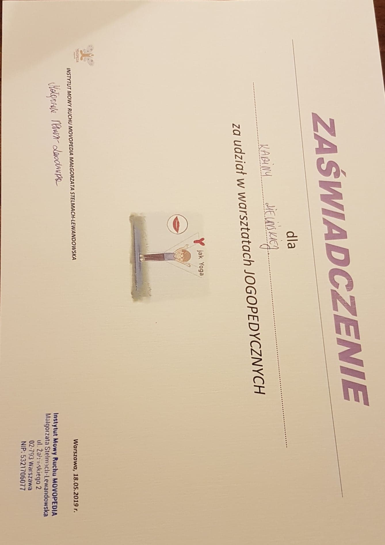 Skan zaświadczenia o udziale w warsztatach jogopedycznych, wydanego przez Instytut Mowy Ruchu MOVOPEDIA, z ilustracją osoby wykonującej ćwiczenie.