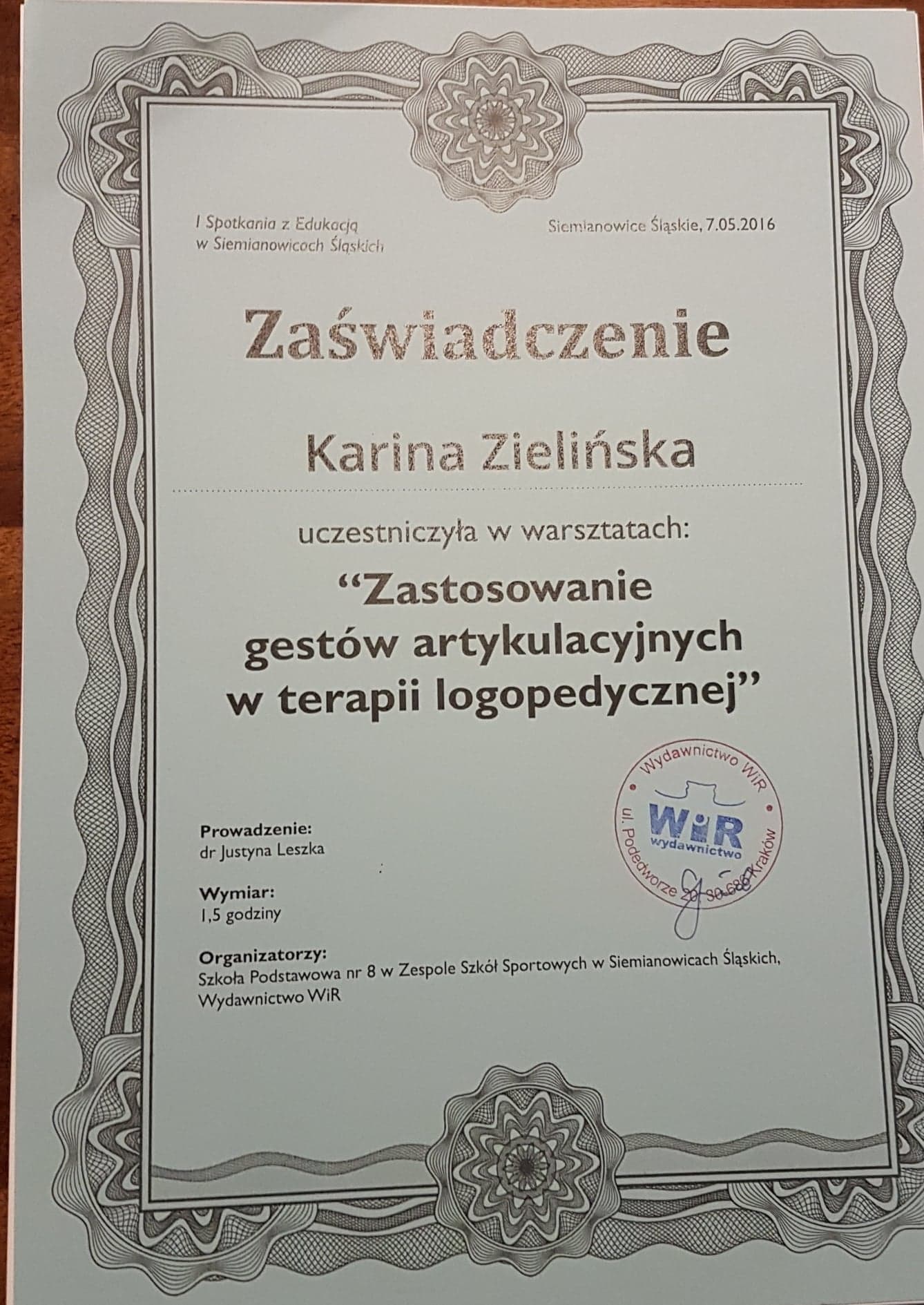 Skan certyfikatu ukończenia warsztatów 'Zastosowanie gestów artykulacyjnych w terapii logopedycznej' przez Karinę Zielińską, z datą 7.05.2016, wydany przez Wydawnictwo WiR.