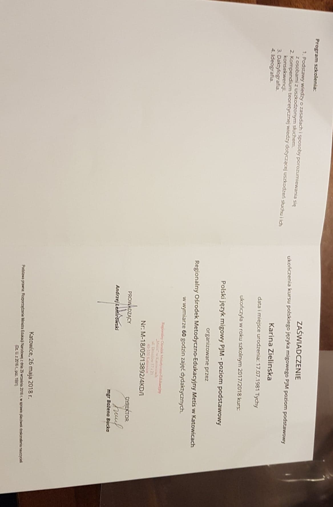 Skan zaświadczenia ukończenia kursu polskiego języka migowego PJM poziom podstawowy, wydanego przez Regionalny Ośrodek Metodyczno-Edukacyjny Metis w Katowicach, z podpisami prowadzącego Andrzeja...