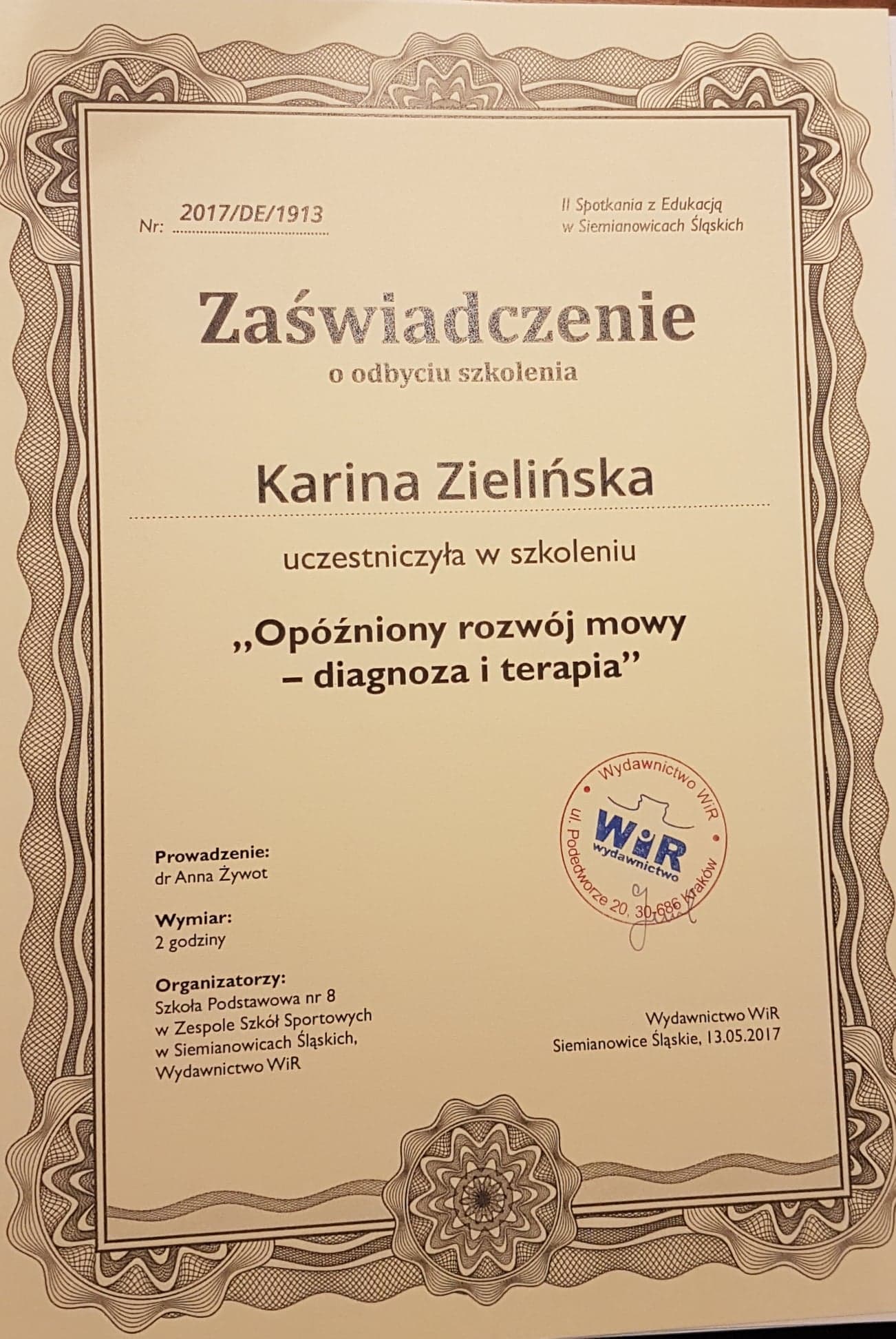 Skan zaświadczenia o ukończeniu szkolenia 'Opóźniony rozwój mowy - diagnoza i terapia' przez Karinę Zielińską, wydane przez Wydawnictwo WiR.