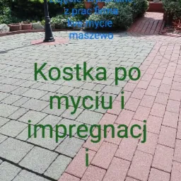 Wyczyszczona i zaimpregnowana kostka brukowa w odcieniach szarości i czerwieni, otoczona zielenią ogrodu i lampą uliczną.