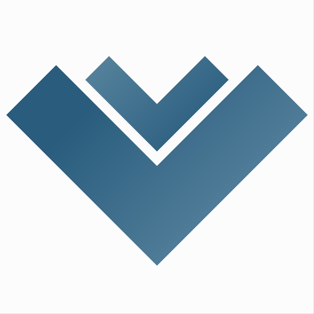 Abstrakcyjny, wektorowy symbol w odcieniach niebieskiego, przypominający strzałkę skierowaną w dół, z gradientem od jaśniejszego do ciemniejszego na białym tle.