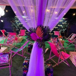 Manufaktura Zabawy - Kącik chilloutu. Strefa relaksu. Altana boho. Leżaki, pufy, skrzynki, girlanda świetlna.