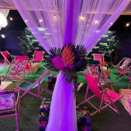 Kącik chilloutu. Strefa relaksu. Altana boho. Leżaki, pufy, skrzynki, girlanda świetlna.