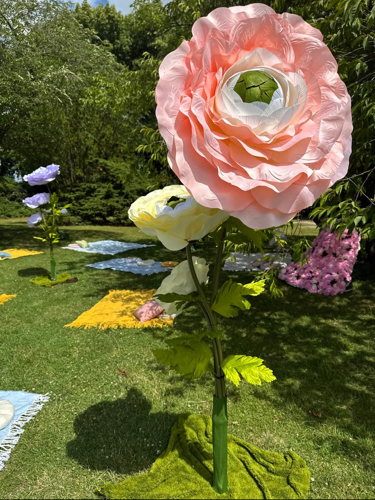 Gigantyczne kwiaty. Wielka kwietna łąka na piknik, event w plenerze. Dekoracje kwiatowe do sesji zdjęciowych .