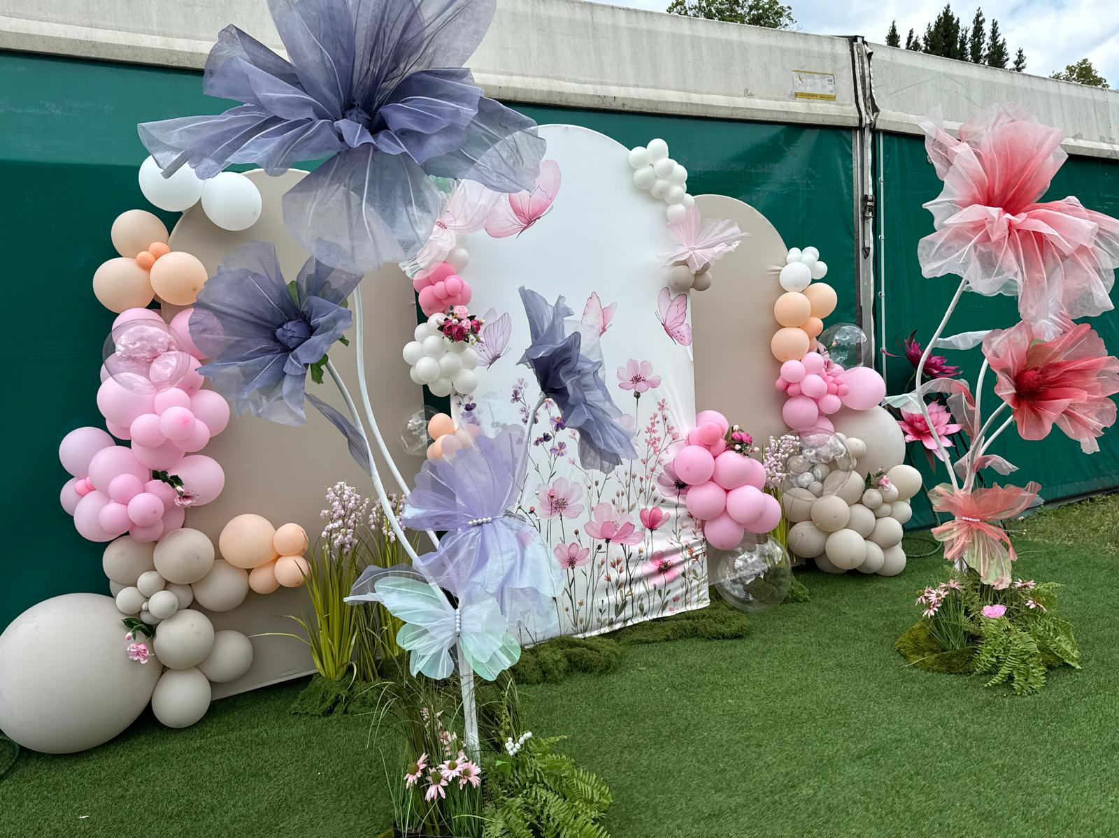 Ścianka fotograficzna z kwiatami i balonami. Foto punkt.