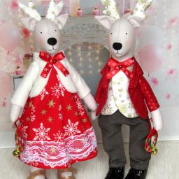 Renifery w ubraniach świątecznych, zabawki ręcznie robione.
Wzrost całkowity ok. 40 cm.
https://hobbylandia.pl/pl/rekodzielo/2