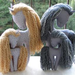 Konik szary zabawka ręcznie szyta.