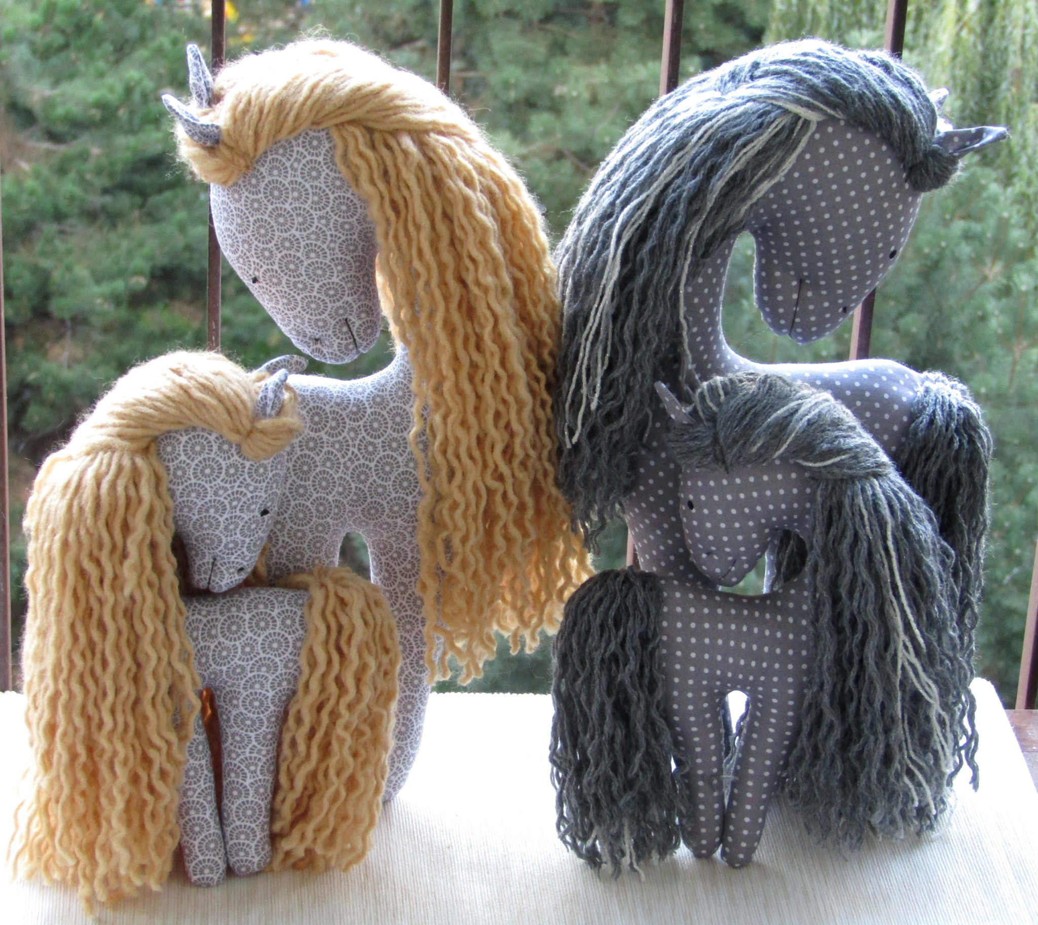 Konik szary zabawka ręcznie szyta.