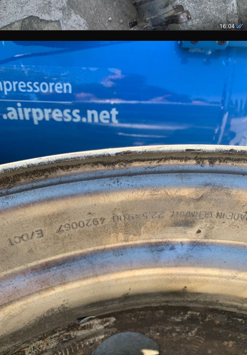 Obręcz koła z widocznymi oznaczeniami producenta 'Made in Germany' i specyfikacją rozmiaru, sfotografowana w Nowym Sączu na tle kompresora.