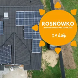 Widok z góry na dach domu z zainstalowanymi panelami słonecznymi, z nałożonym pomarańczowym logo informującym o lokalizacji Rosnówko, Województwo Wielkopolskie i mocy 3.4 kWp.