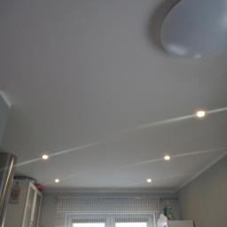 Podwieszany sufit w kuchni plus oświetlenie punktowe