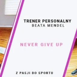 Kobieta w sportowym stroju wykonuje ćwiczenia bokserskie na tle drewnianej podłogi, z widocznym stepem i logo 'Studio Fitness' na ubraniu i macie. W tle półka z trofeami.