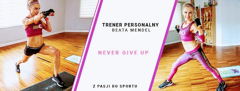 Kobieta w sportowym stroju wykonuje ćwiczenia bokserskie na tle drewnianej podłogi, z widocznym stepem i logo 'Studio Fitness' na ubraniu i macie. W tle półka z trofeami.