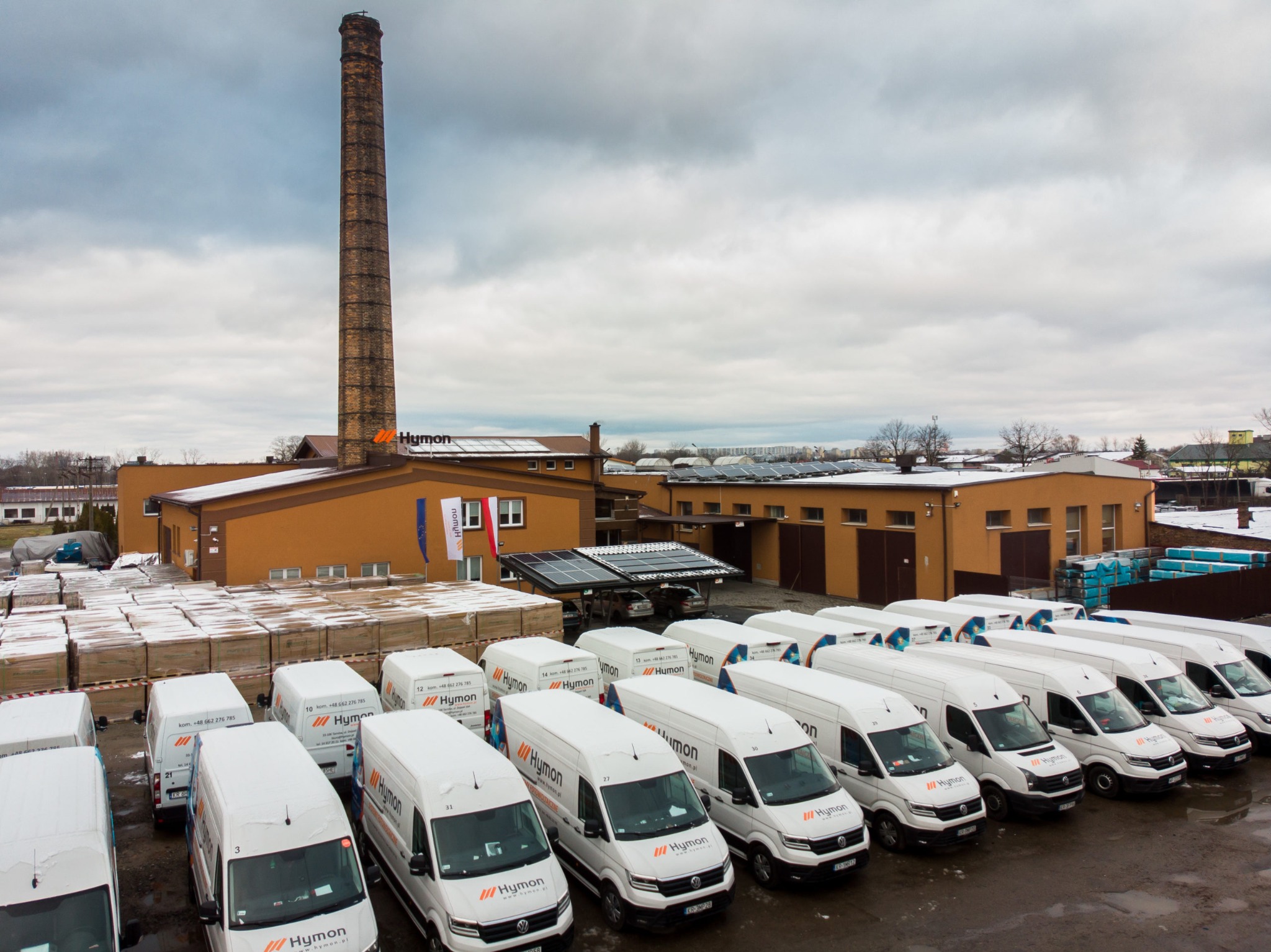 Siedziba firmy w Tarnowie. Część floty ekip monterskich