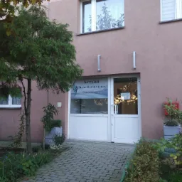 Wejście do biura rachunkowego Actarii z ogrodem, widoczny szyld z nazwą i logo firmy.