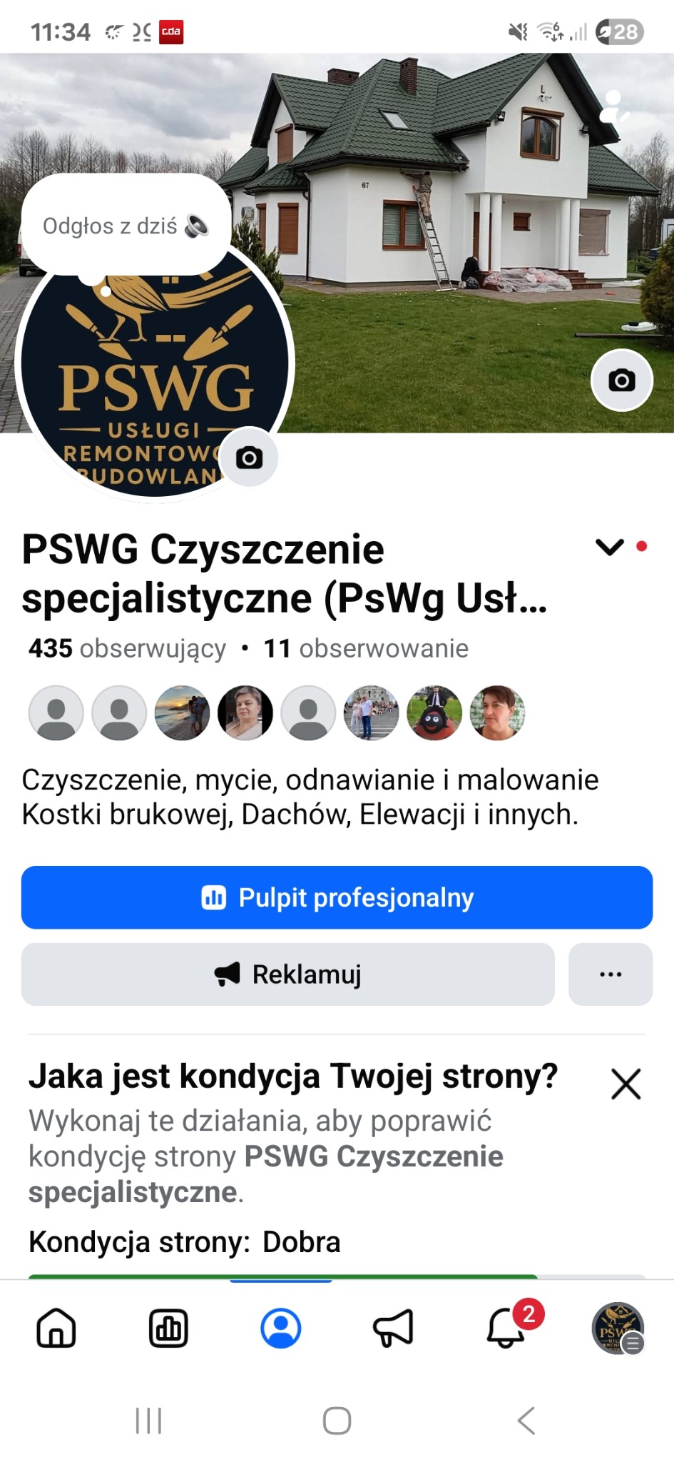 Biały dom z zielonym dachem w trakcie malowania elewacji. Pracownik na drabinie, zabezpieczone otoczenie. Widok z trawnika w pochmurny dzień.
