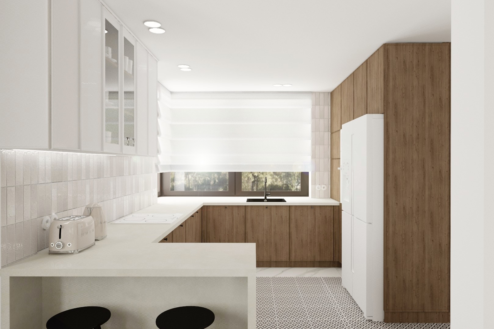 Wnętrze kuchni z białymi szafkami wiszącymi, drewnianymi szafkami dolnymi, beżowymi płytkami na ścianie, białym blatem, białym tosterem i czarnymi stołkami barowymi na tle wzorzystej podłogi.