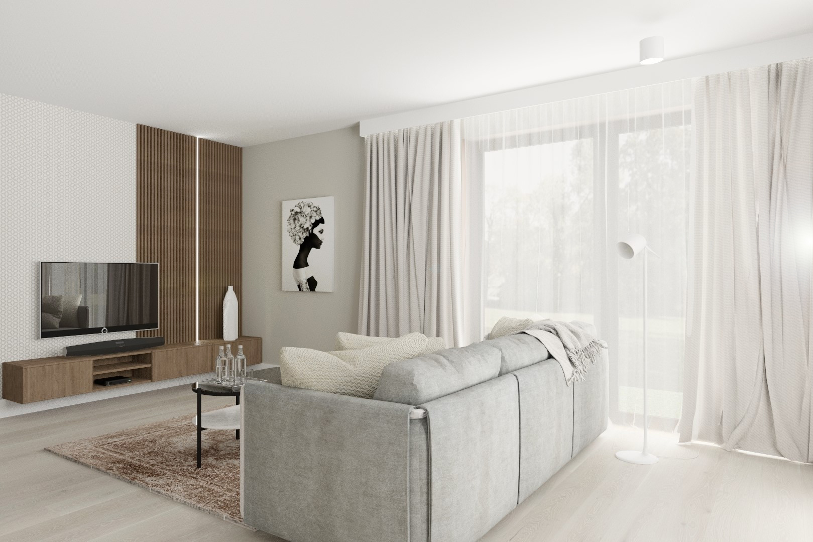 Jasny salon z szarą sofą, stolikiem kawowym z szklanym blatem, telewizorem na drewnianej szafce RTV, obrazem kobiety w kapeluszu i wysokimi, białymi zasłonami.