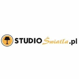 Logo firmy Studio Światła.pl z ikoną lampy w pomarańczowym okręgu i nazwą firmy w czcionce bezszeryfowej, z elementami w kolorze pomarańczowym.