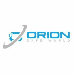 Logo firmy Orion Safe World przedstawiające stylizowany wózek widłowy z operatorem otoczony szarą orbitą.