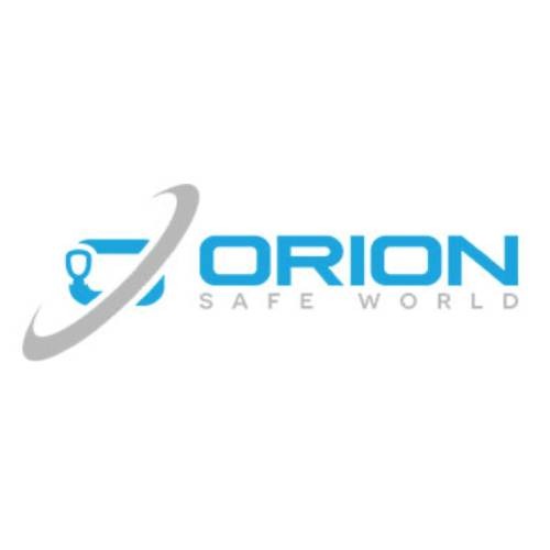 Logo firmy Orion Safe World przedstawiające stylizowany wózek widłowy z operatorem otoczony szarą orbitą.