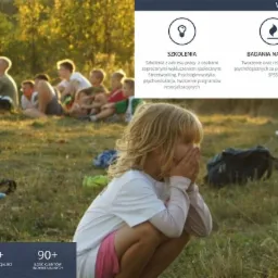 Dziewczynka w białej koszulce kuca na trawie, zakrywając usta dłońmi. W tle grupa dzieci siedzących na trawie i logo firmy Human Lex Instytut nałożone na zdjęcie.