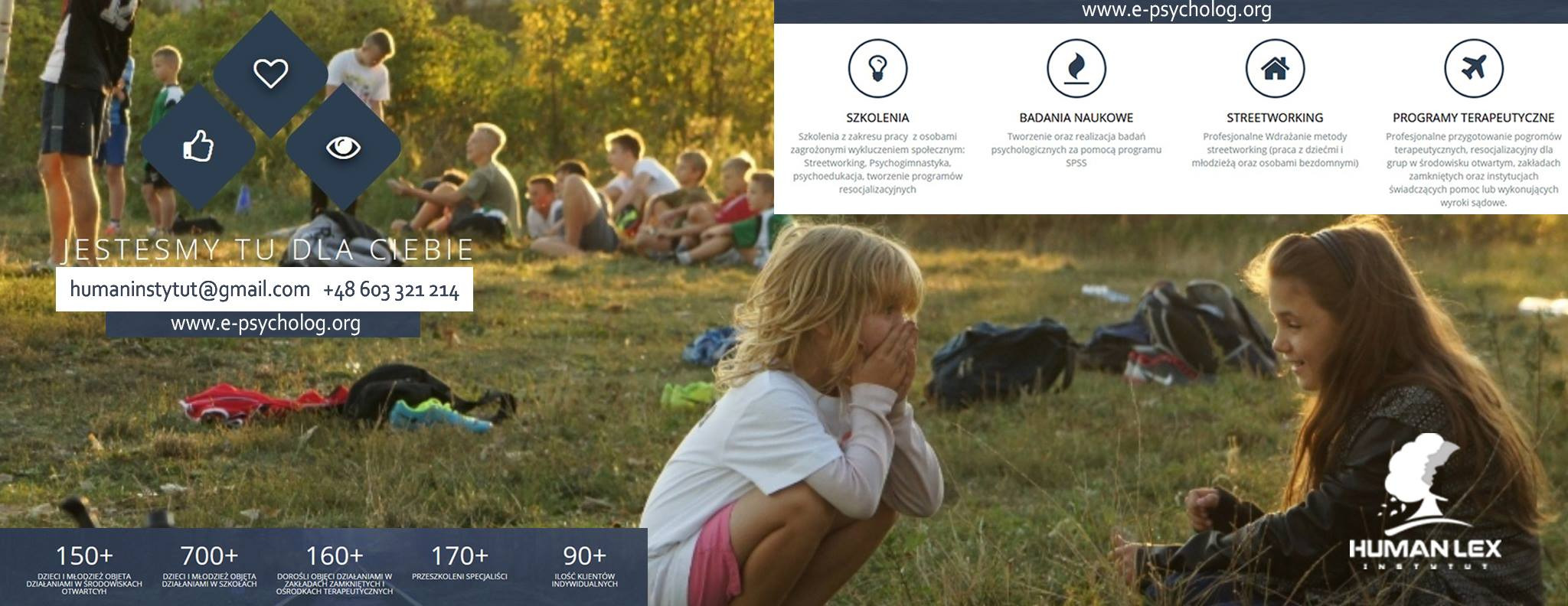 Dziewczynka w białej koszulce kuca na trawie, zakrywając usta dłońmi. W tle grupa dzieci siedzących na trawie i logo firmy Human Lex Instytut nałożone na zdjęcie.