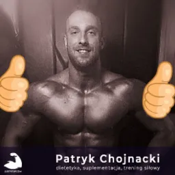 Portret uśmiechniętego mężczyzny o wysportowanej sylwetce, z uniesionymi kciukami w formie grafiki, prezentujący ofertę dietetyki, suplementacji i treningu siłowego, z logo JUSTFITUP.COM w lewym...