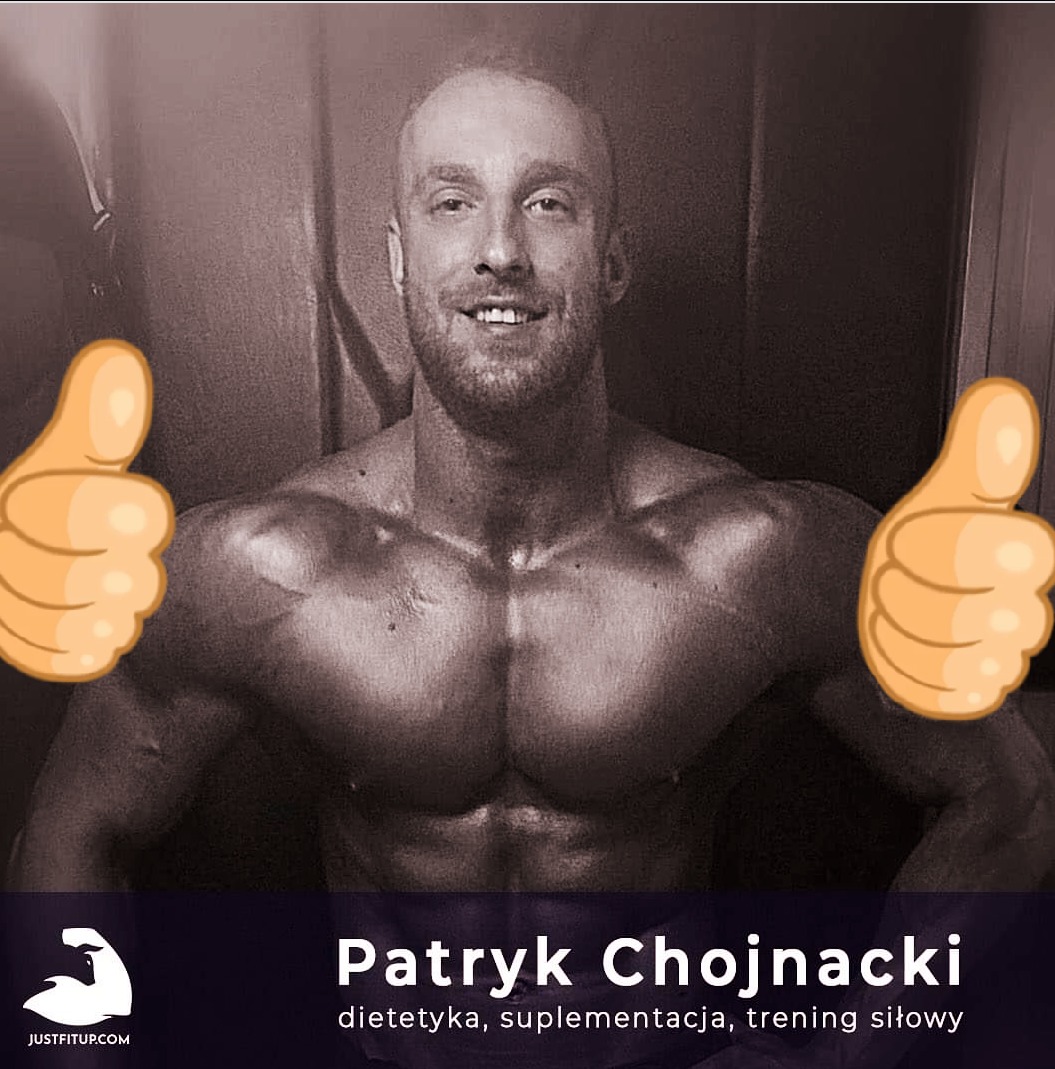 Portret uśmiechniętego mężczyzny o wysportowanej sylwetce, z uniesionymi kciukami w formie grafiki, prezentujący ofertę dietetyki, suplementacji i treningu siłowego, z logo JUSTFITUP.COM w lewym...