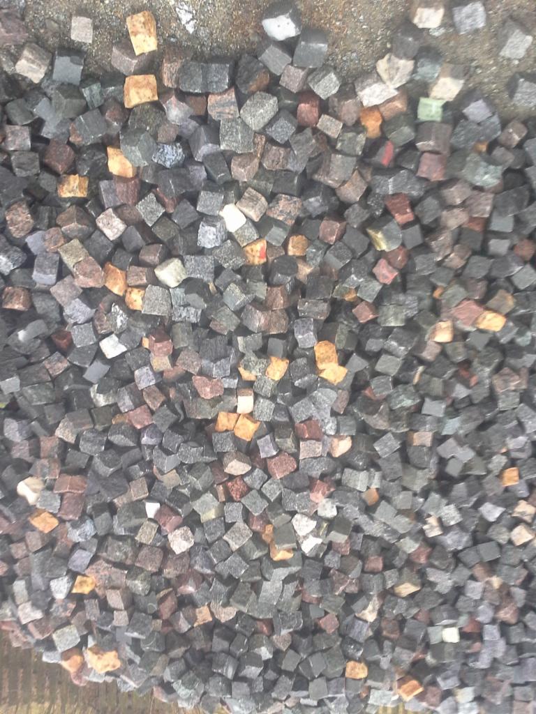 Stos szaro-brązowej kostki brukowej z granitu w Ząbkowicach Śląskich, widok z góry.