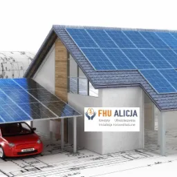 Projekt domu z panelami fotowoltaicznymi na dachu i wiacie dla czerwonego samochodu elektrycznego, na tle planów architektonicznych, z logotypem firmy z Turka oferującej kredyty, ubezpieczenia...