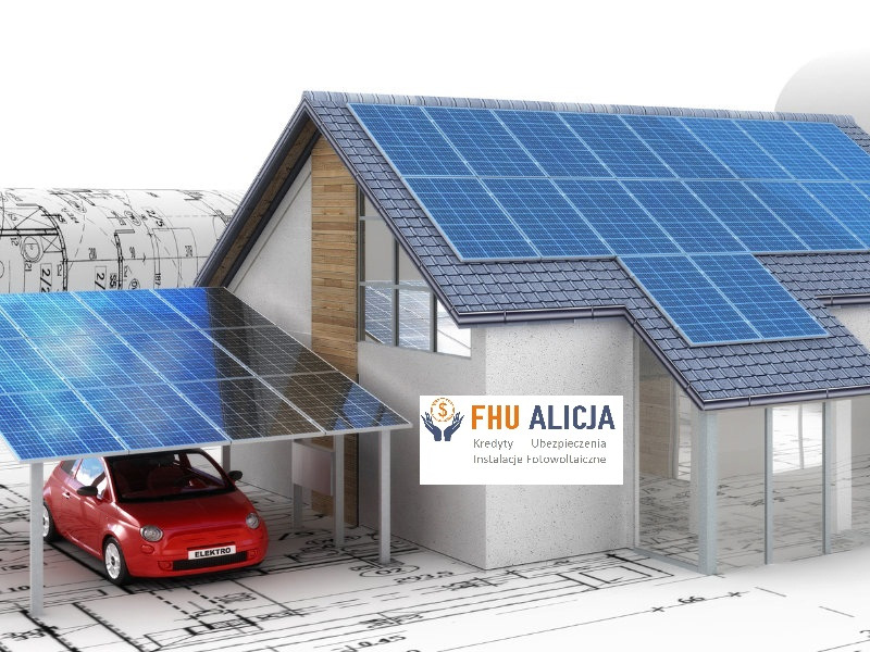 Projekt domu z panelami fotowoltaicznymi na dachu i wiacie dla czerwonego samochodu elektrycznego, na tle planów architektonicznych, z logotypem firmy z Turka oferującej kredyty, ubezpieczenia...