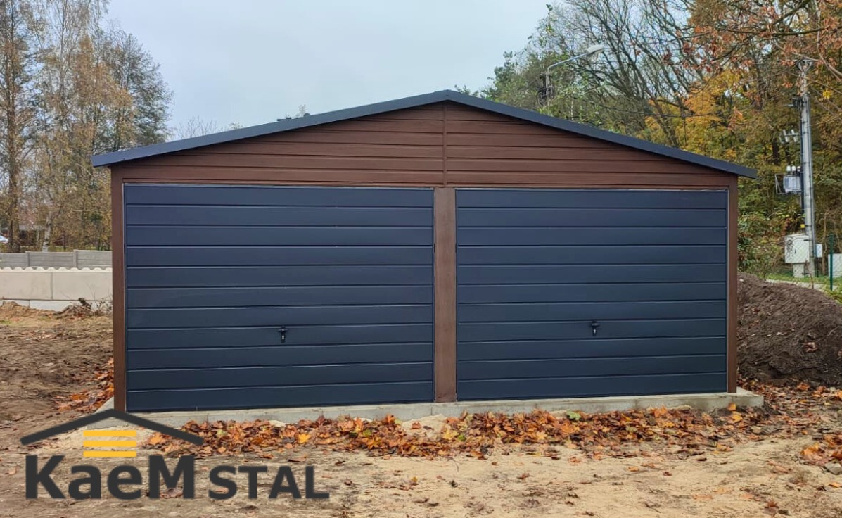 Garaż blaszany 6x6 z dachem dwuspadowym w kolorze orzech + grafit